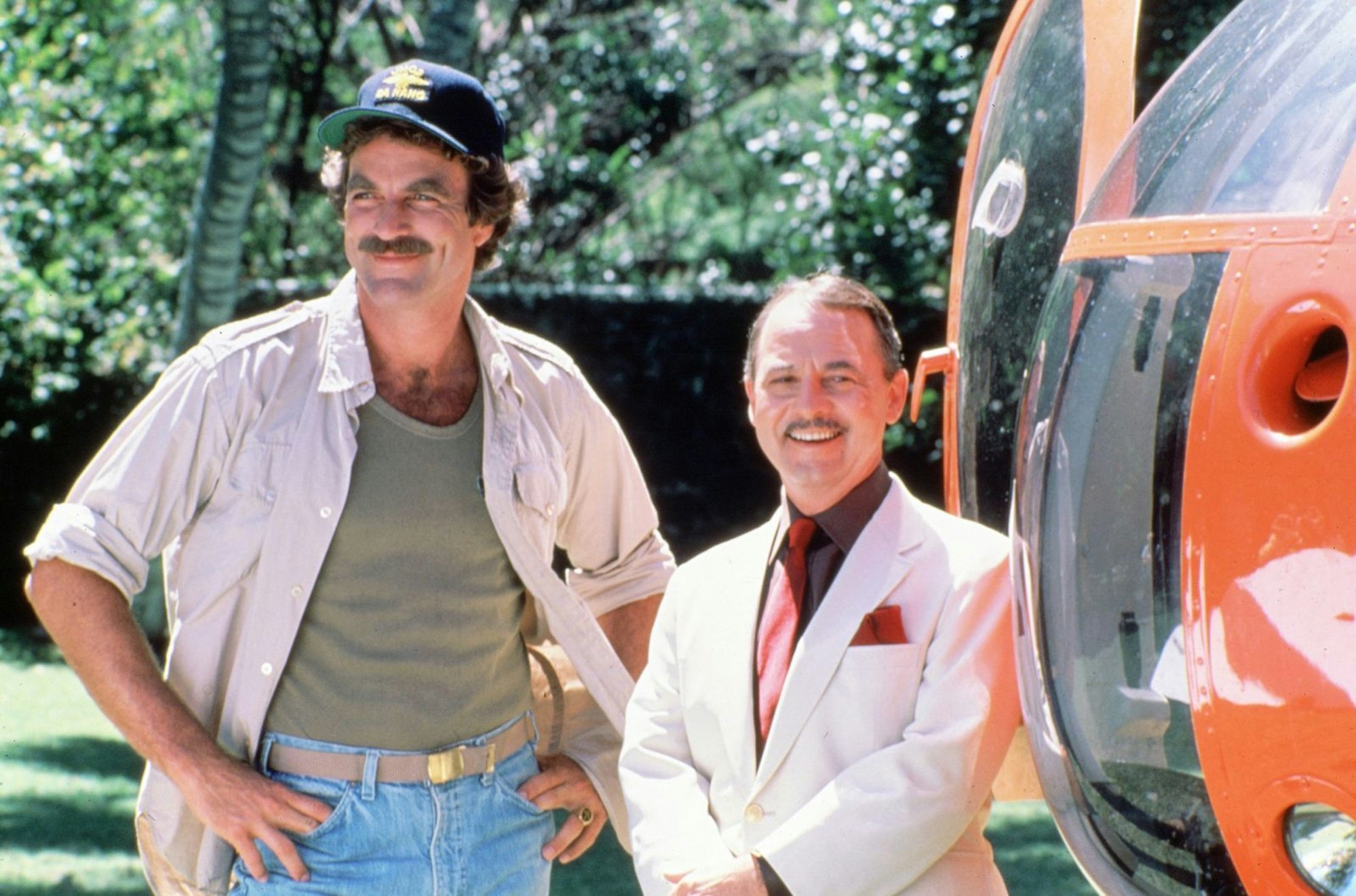 Auch ihn machte seine Rolle in „Magnum“ schlagartig berühmt: Acht Jahre lang spielte John Hillerman (Bild, rechts) den versnobten Briten Jonathan Higgins. (Bild: MG RTL D / Universal)