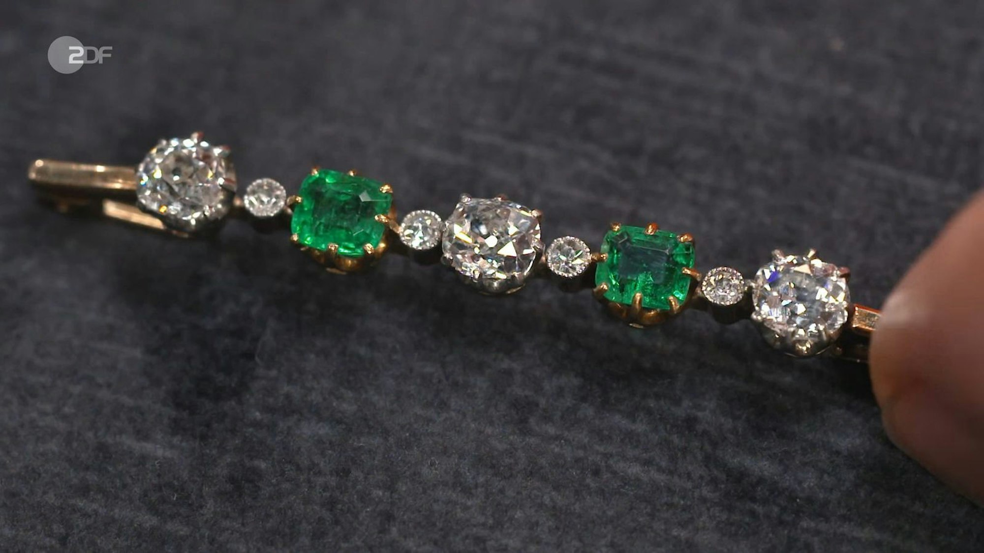 Die Stabbrosche mit Diamanten und Smaragden schätzte die Expertin auf 700 bis 800 Euro.
(Bild: ZDF)