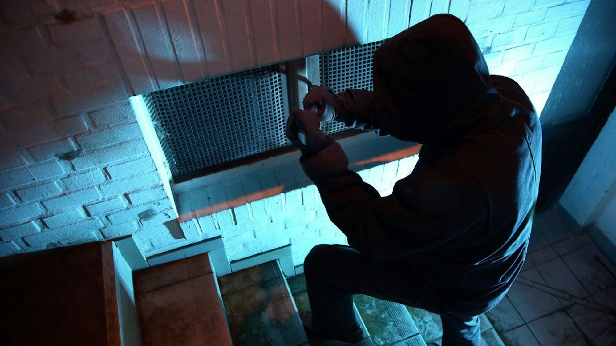 Einbrecher hebeln ein Fenster auf. (Symbolbild)