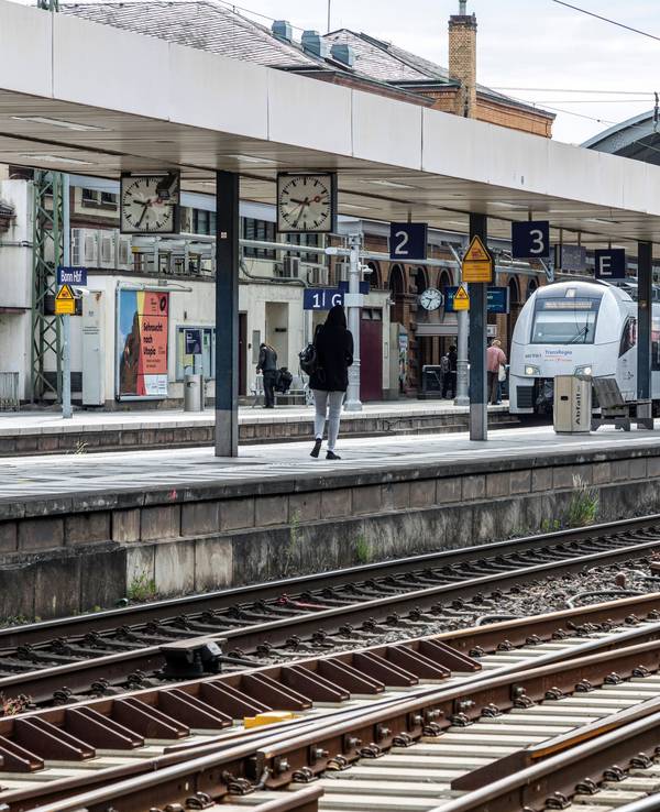 An sechs weiteren NRW-Hauptbahnhöfen gilt neben Köln ab sofort ein Alkoholverbot, auch in Bonn (Archivbild).