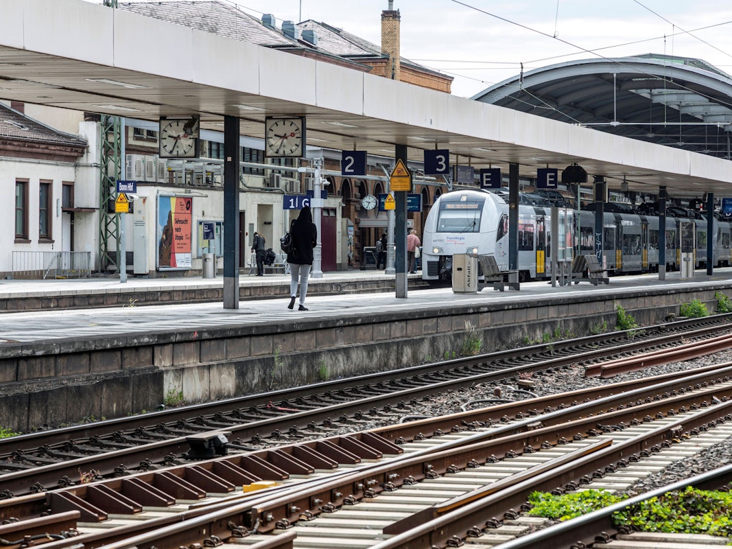An sechs weiteren NRW-Hauptbahnhöfen gilt neben Köln ab sofort ein Alkoholverbot, auch in Bonn (Archivbild).