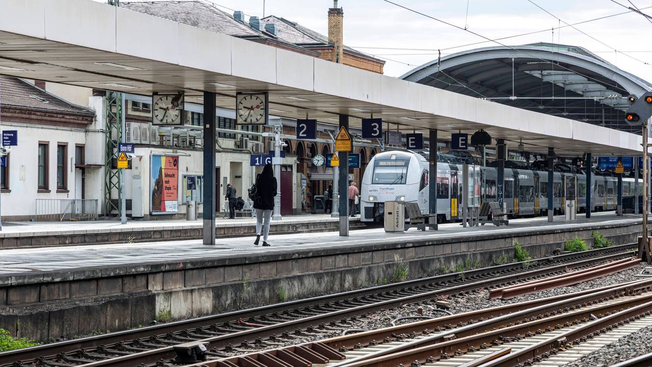 An sechs weiteren NRW-Hauptbahnhöfen gilt neben Köln ab sofort ein Alkoholverbot, auch in Bonn (Archivbild).