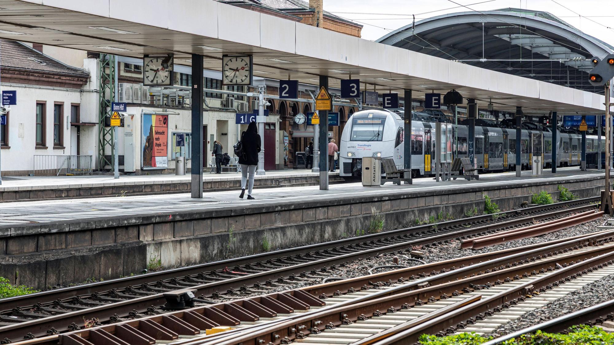 An sechs weiteren NRW-Hauptbahnhöfen gilt neben Köln ab sofort ein Alkoholverbot, auch in Bonn (Archivbild).