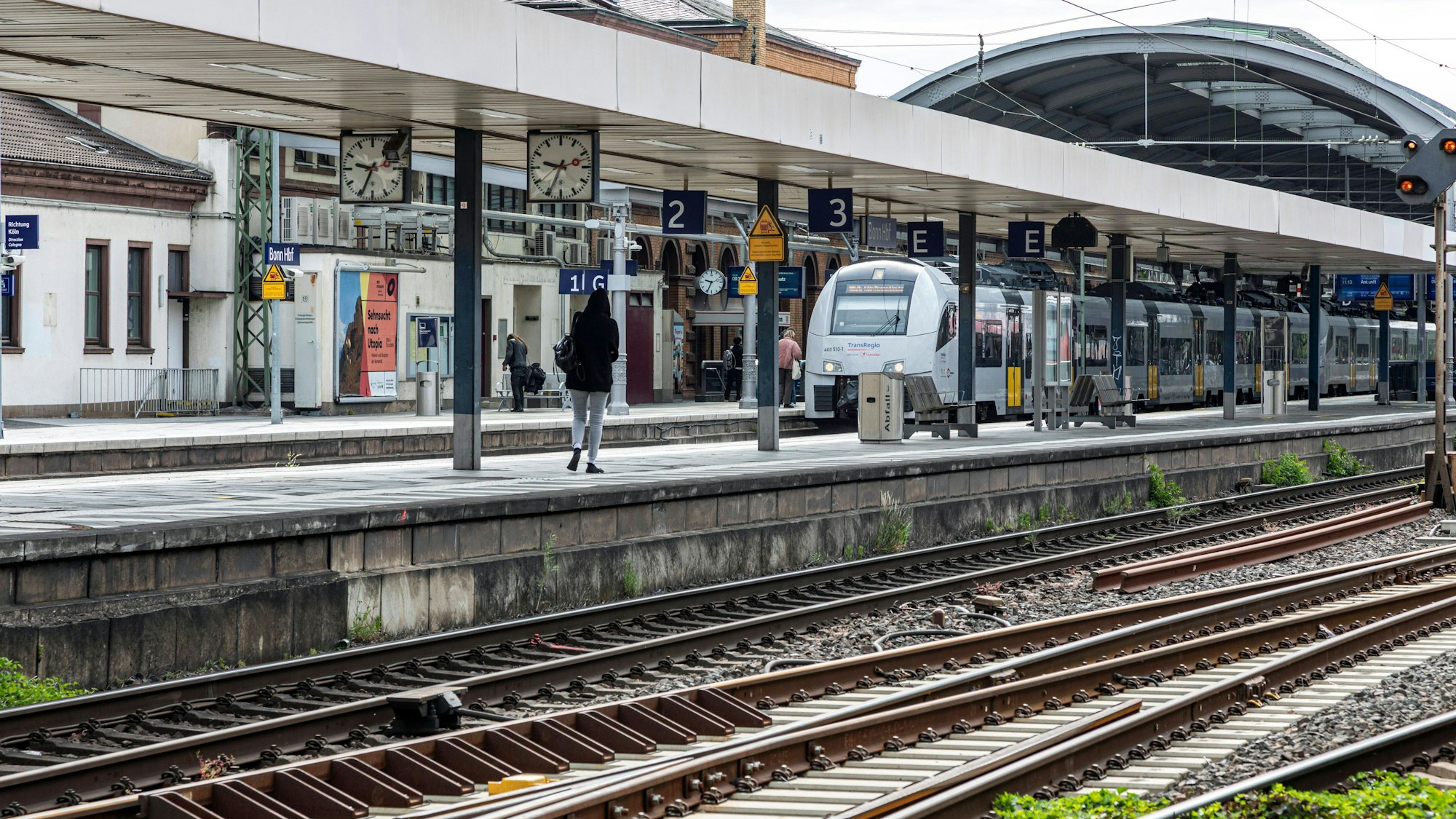 An sechs weiteren NRW-Hauptbahnhöfen gilt neben Köln ab sofort ein Alkoholverbot, auch in Bonn (Archivbild).