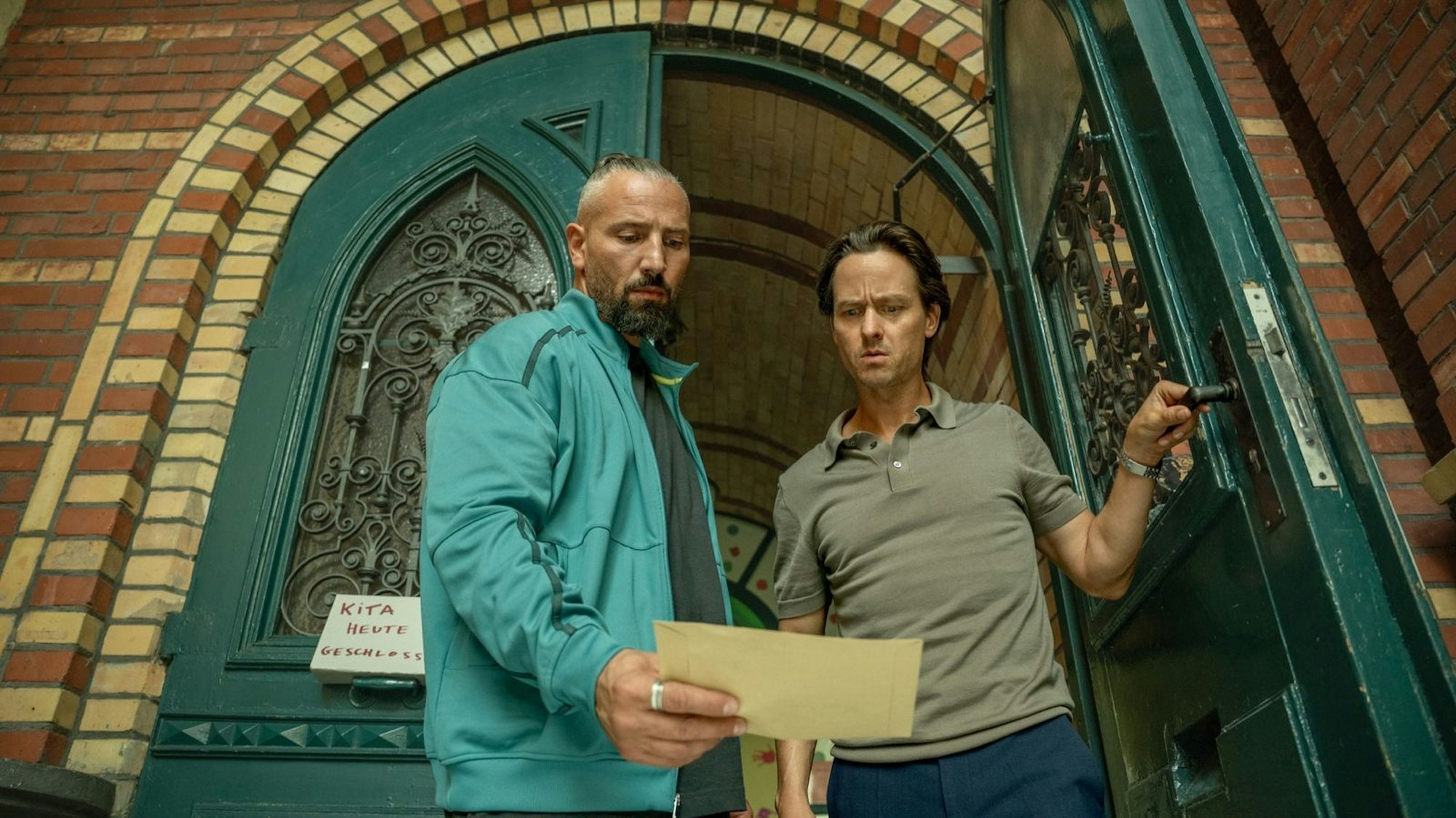Wer Leichen im Keller hat, muss sich über Erpresserbriefe nicht wundern: Sascha (Murathan Muslu, links) und Björn Diemel (Tom Schilling). (Bild: © Netflix / Anika Molnar)