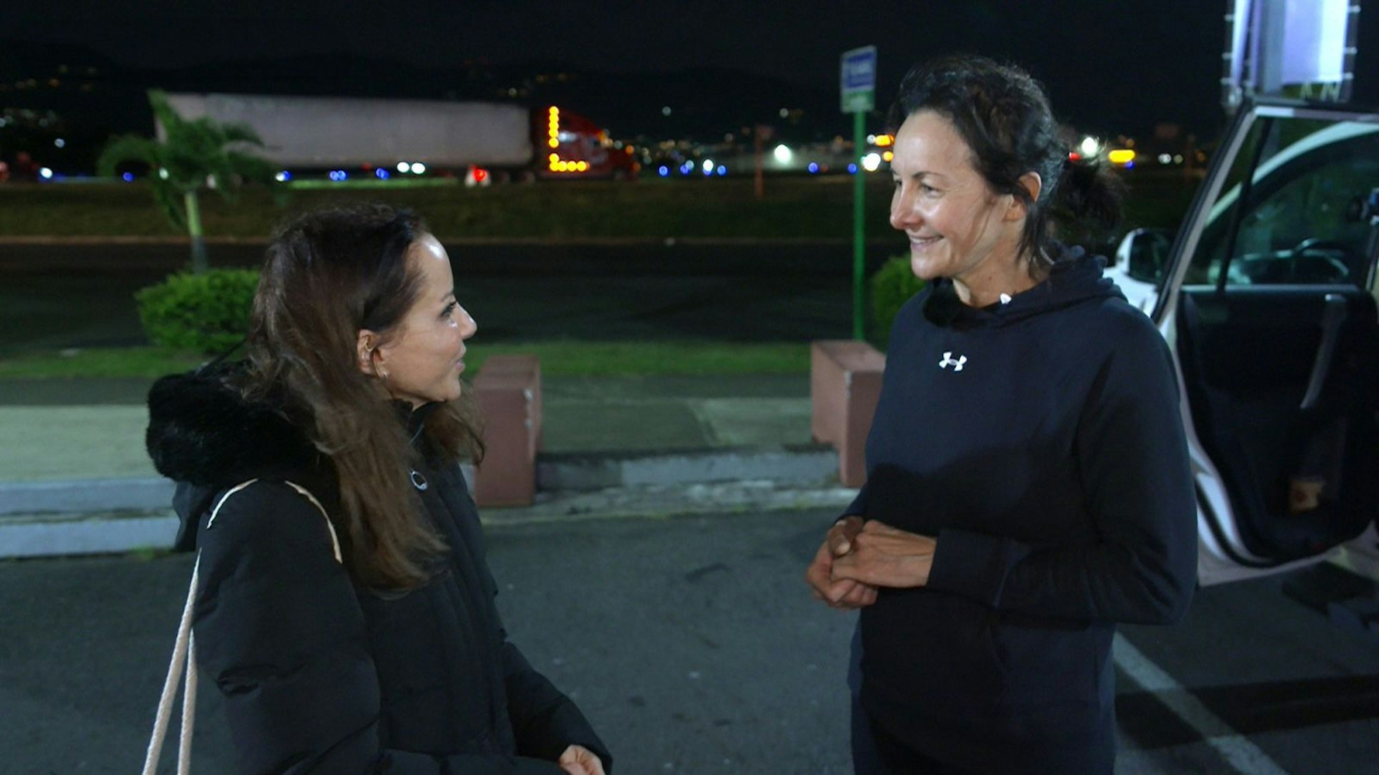 Die 51-Jährige Belina trifft am Flughafen auf ihre Konkurrentin Mirian. (Bild: RTL)
