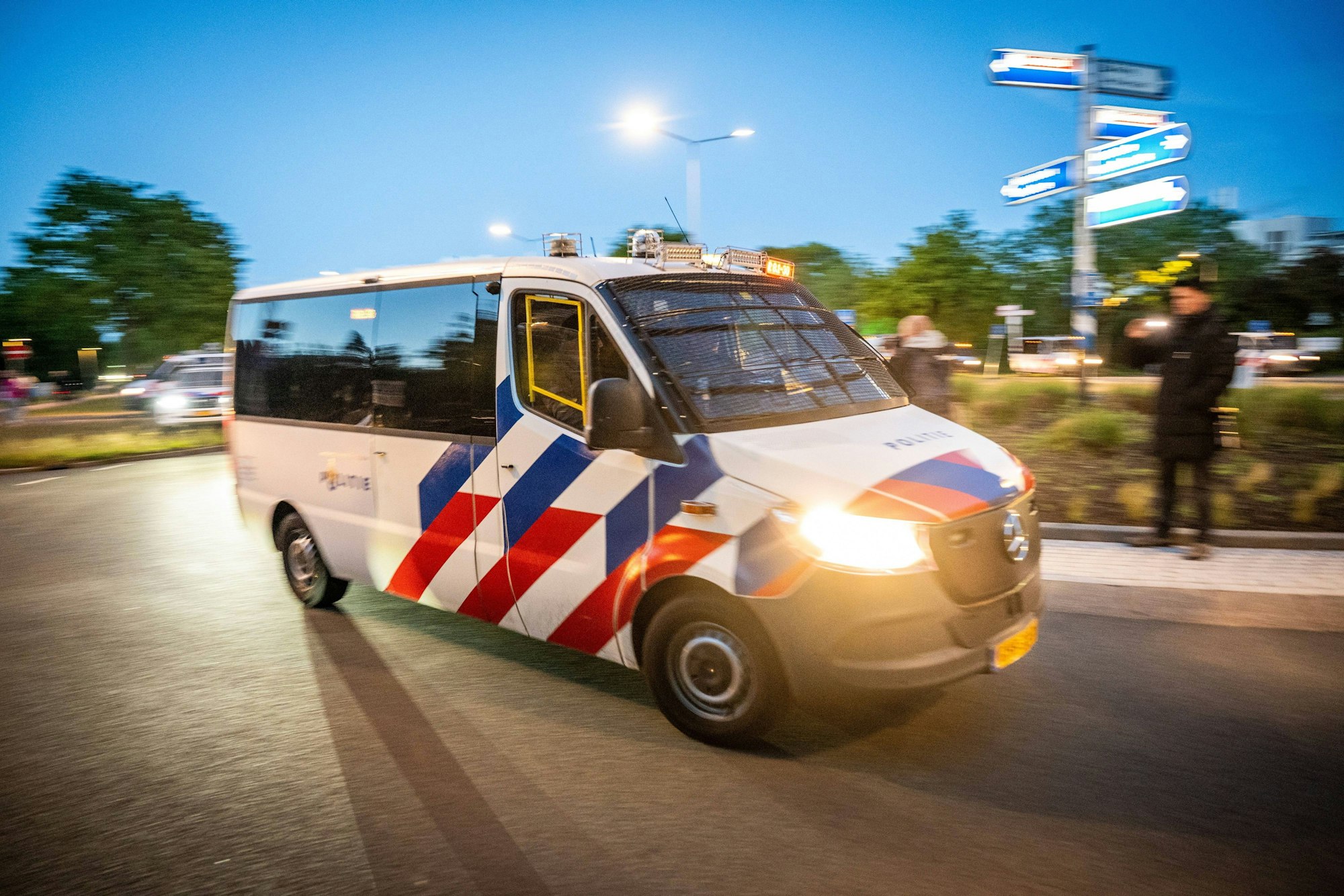 Beim Zusammenstoß zwischen einem Schulbus und einem Zug in Belgien hat es nach Regierungsangaben mehrere Opfer gegeben.