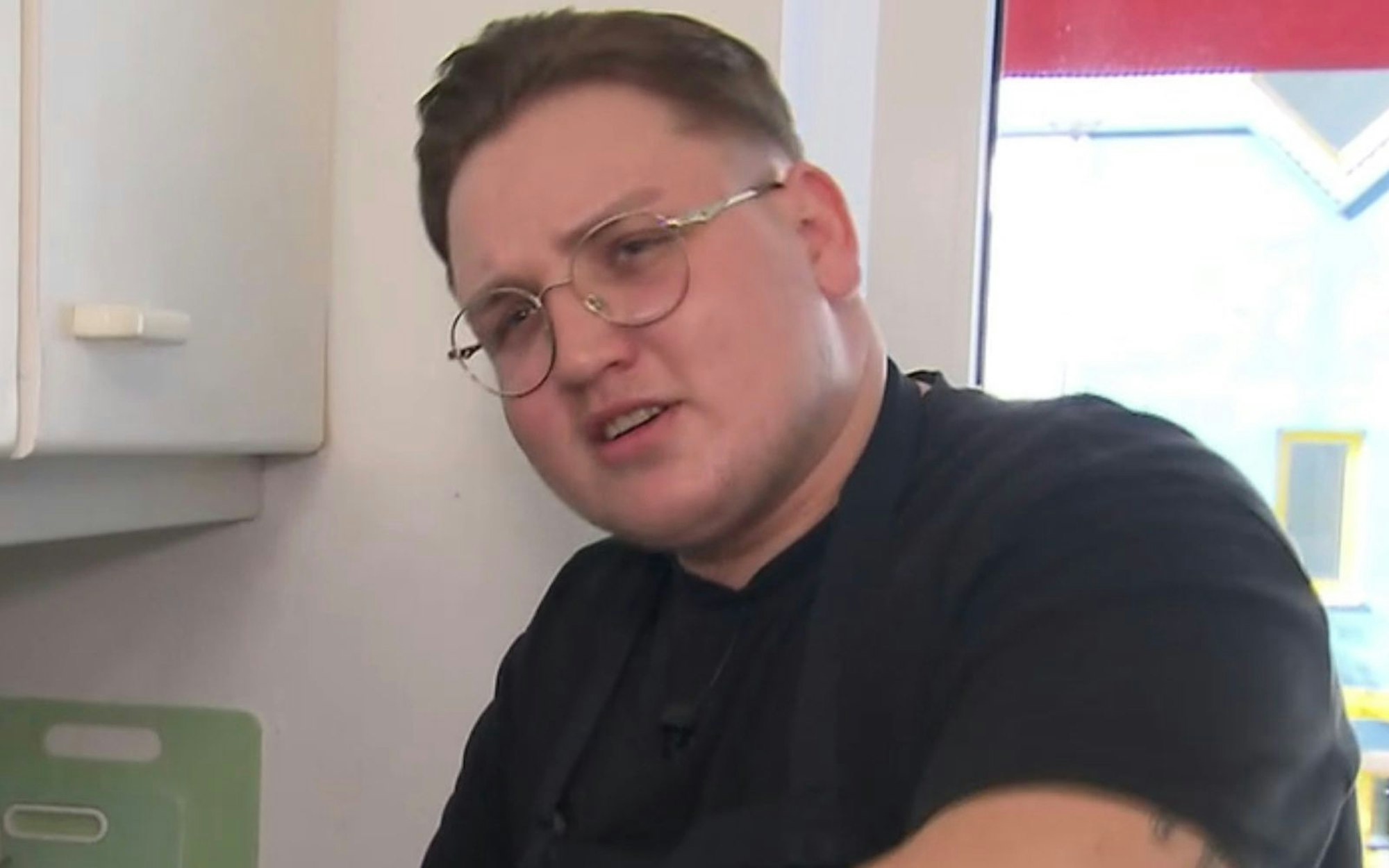 Halbsizilianer Aron (25) eröffnet die Karlsruher Runde mit einer extragroßen „Portion Amore“. (Bild: RTL)
