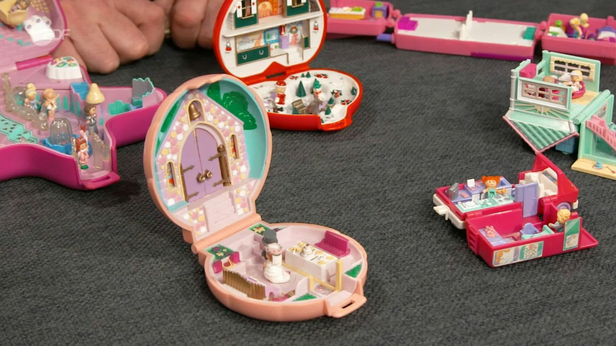 Ebenfalls verkauft wurde die bespielte „Polly Pocket“-Sammlung aus den 1990er Jahren.
(Bild: ZDF)