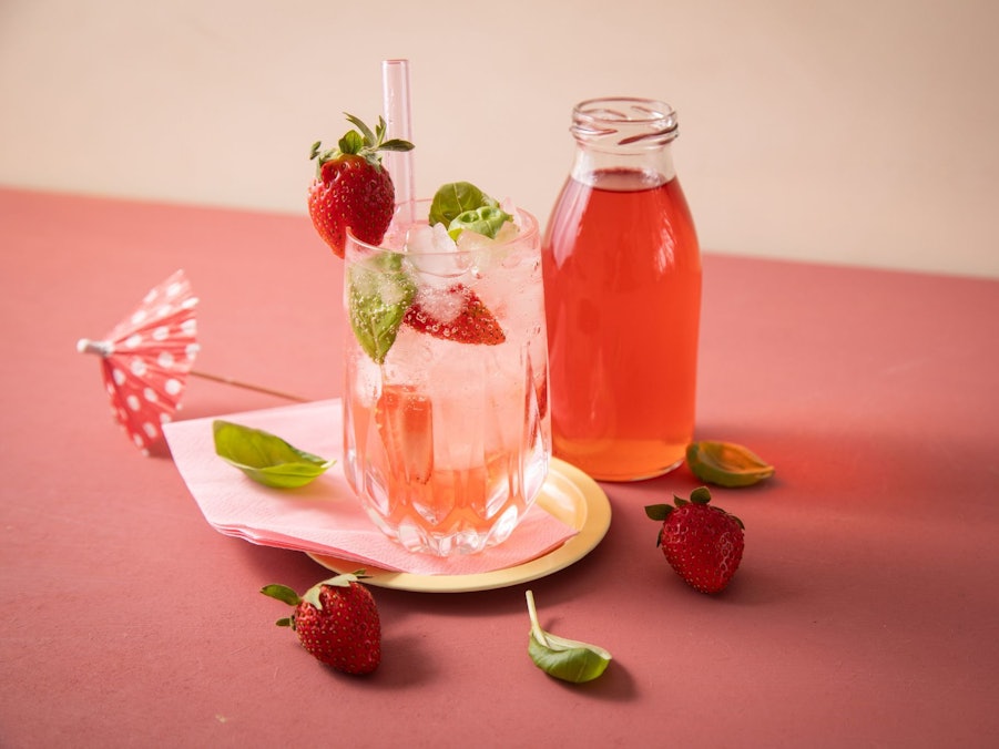 Erdbeer-Basilikum-Sirup mit Crushed Ice und Tonic Water