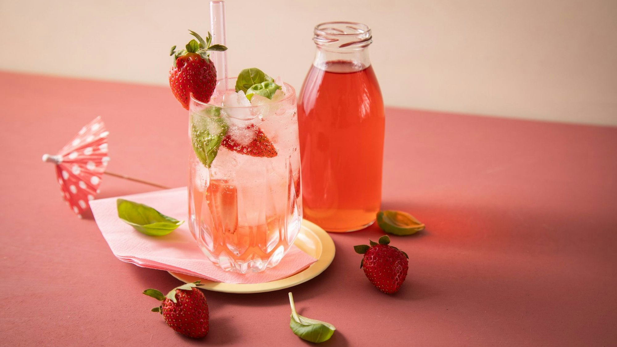 Erdbeer-Basilikum-Sirup mit Crushed Ice und Tonic Water