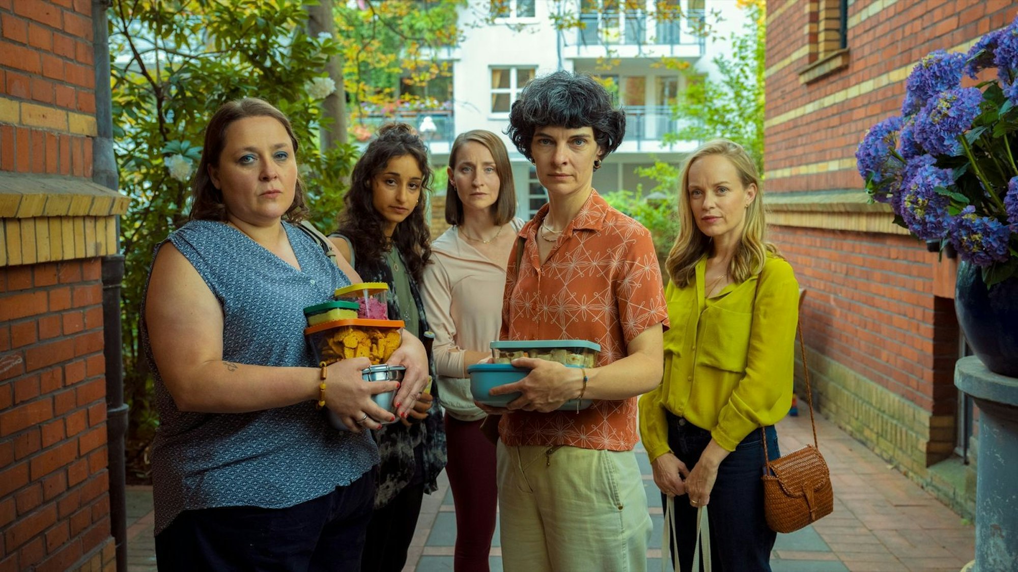 Wenn die Elternvertreterinnen der Kita vor der Tür stehen, sind die Gangstergeschichten Björns geringste Probleme. (Bild: © Netflix / Anika Molnar)