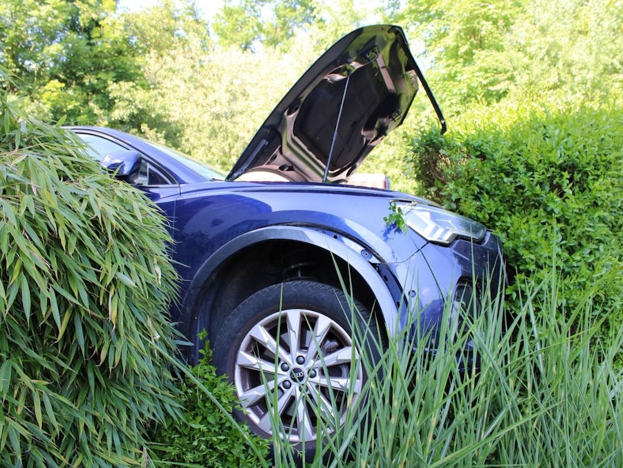 Ein Unfall mit einer umgestürzten Laterne verletzte eine Frau schwer.