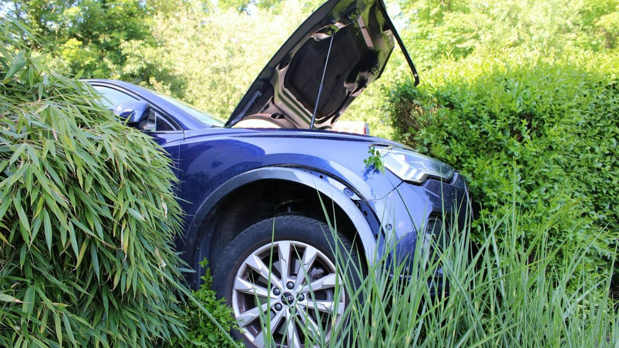 Ein Unfall mit einer umgestürzten Laterne verletzte eine Frau schwer.