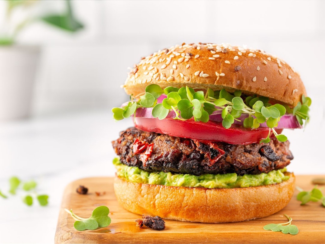 Vegane Hamburger-Pattys sind laut Stiftung Warentest gesünder und stehen Pattys aus Fleisch auch geschmacklich in nichts nach. (Bild: iStock/LindasPhotography)
