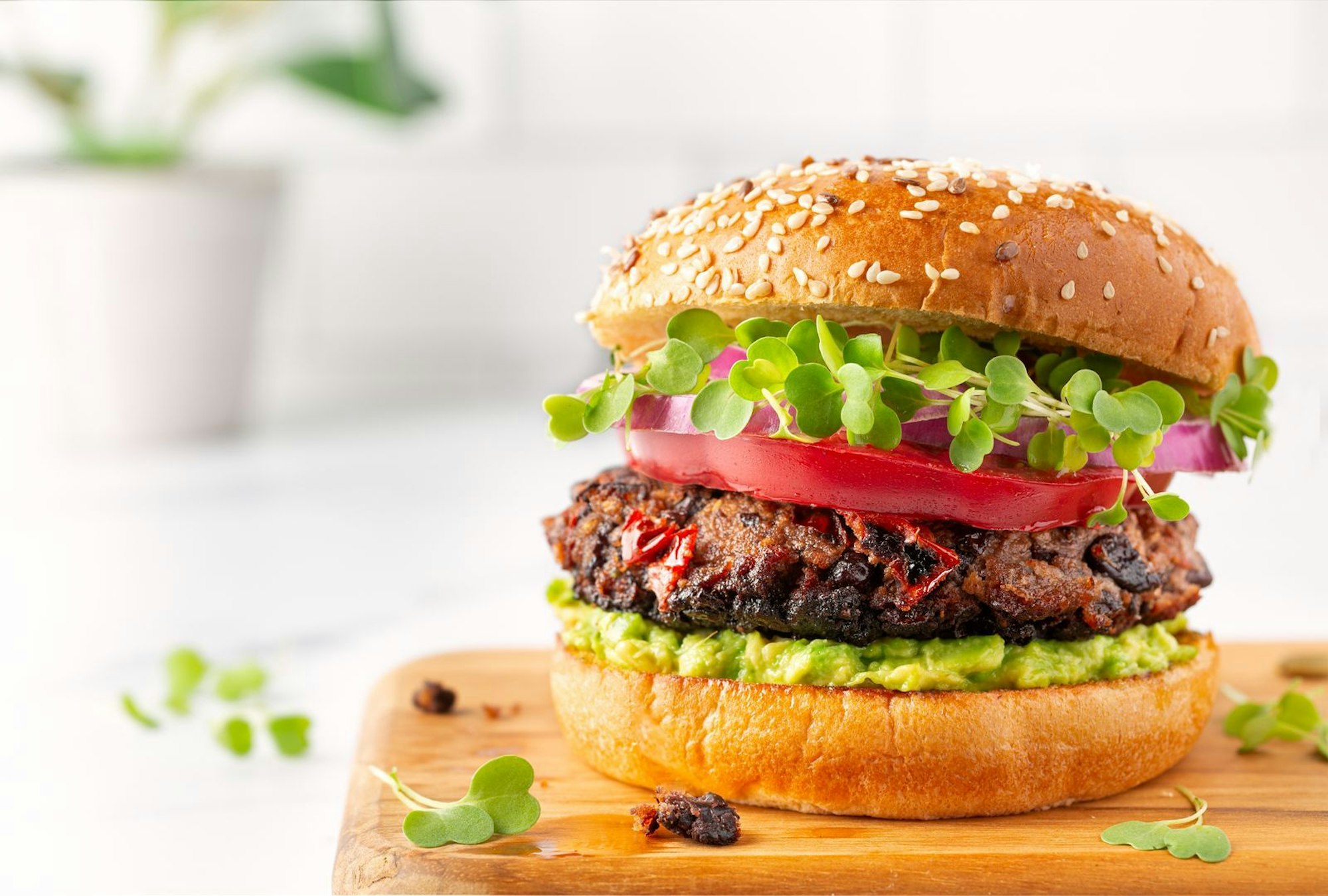 Vegane Hamburger-Pattys sind laut Stiftung Warentest gesünder und stehen Pattys aus Fleisch auch geschmacklich in nichts nach. (Bild: iStock/LindasPhotography)