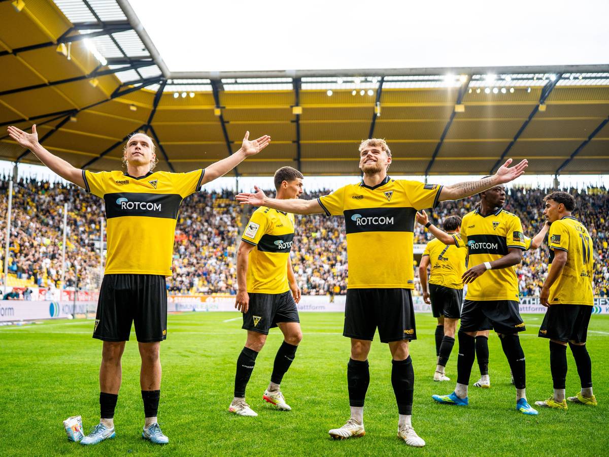 Lars Gindorf und Mika Schroers stehen mit ausgestreckten Armen auf dem Platz.