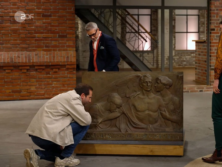 Ein ungewöhnliches Objekt bekam das „Bares für Rares“-Händlerteam mit diesem Relief zu sehen. (Bild: ZDF)