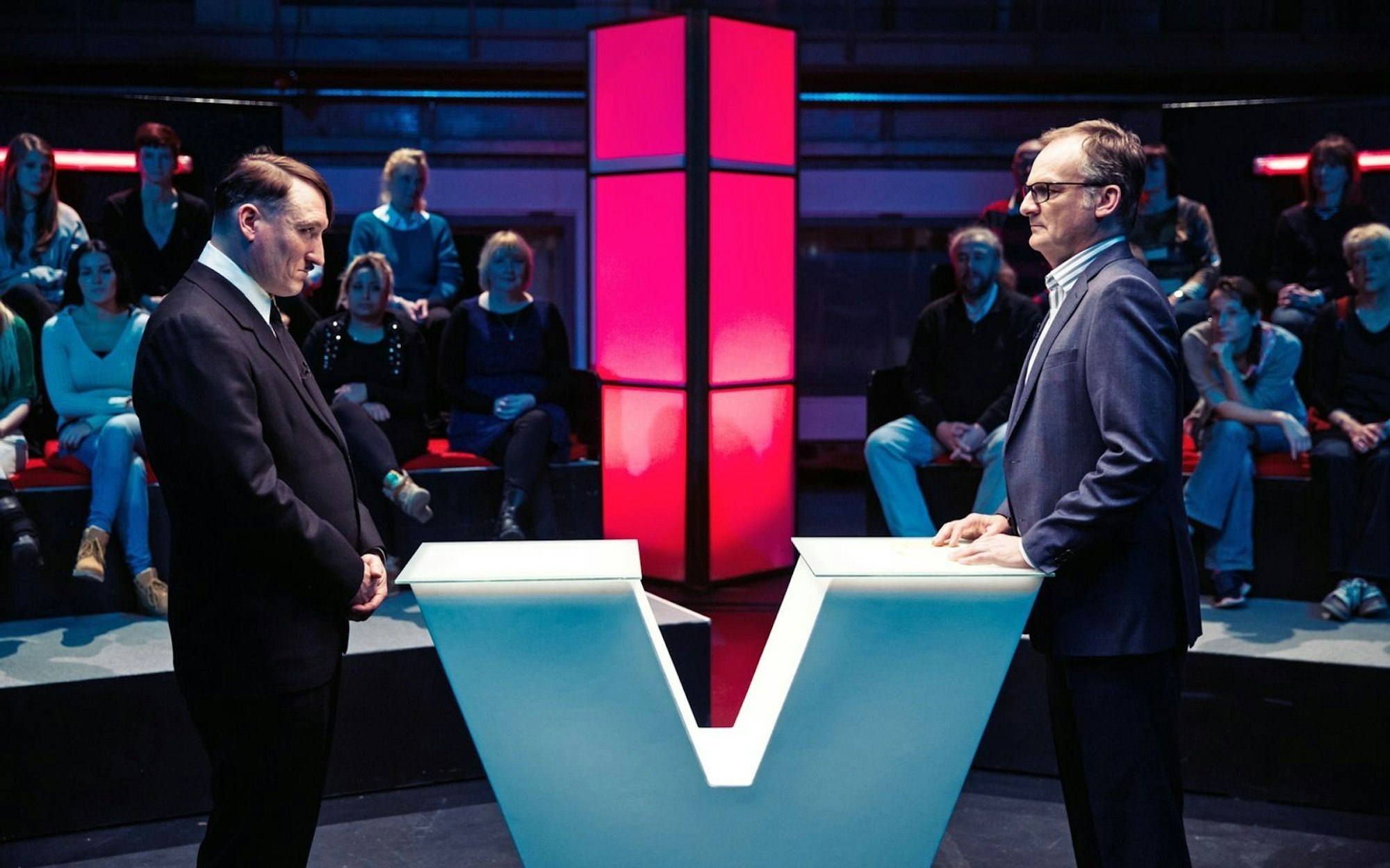 Im Film ist Hitler (Oliver Masucci, links) beim echten Frank Plasberg zu Gast in der Talkshow. (Bild: 2015 Constantin Film Verleih GmbH)