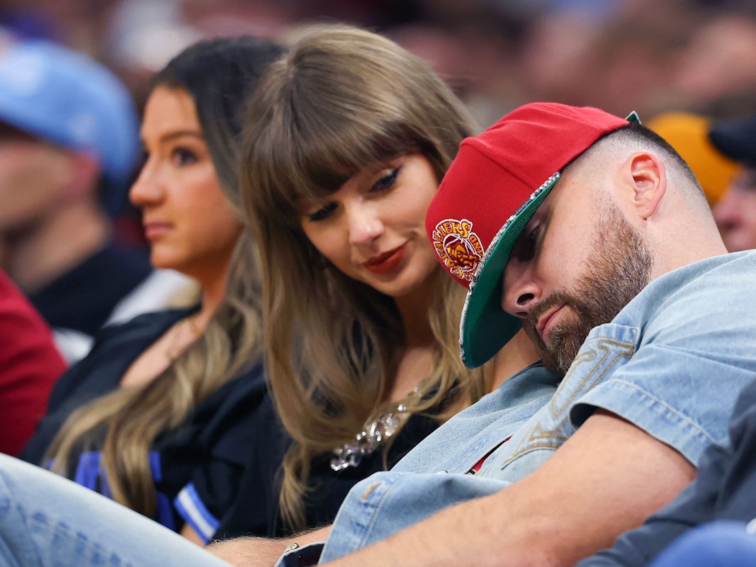 Travis Kelce und seine Verlobte Taylor Swift (l.) beim Heimspiel der Cleveland Cavaliers.