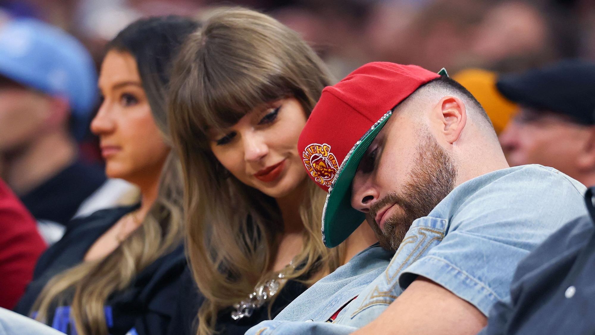Travis Kelce und seine Verlobte Taylor Swift (l.) beim Heimspiel der Cleveland Cavaliers.