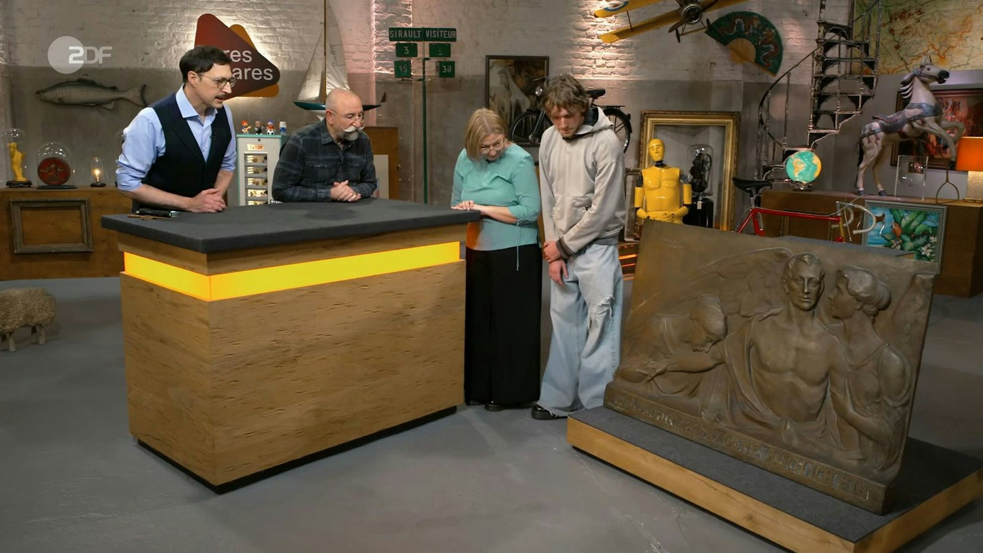 Die massive Bronze-Reliefplatte hing zuvor in der Wohnung der Großmutter von Verkäuferin Jessica.
(Bild: ZDF)