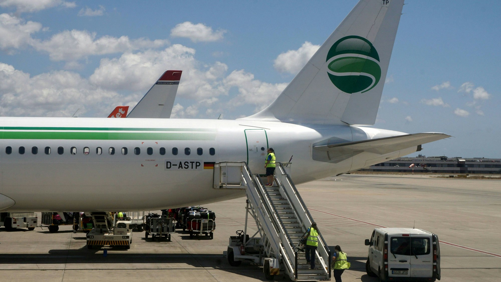 Flugzeuge, Flughafenpersonal und Fahrzeuge