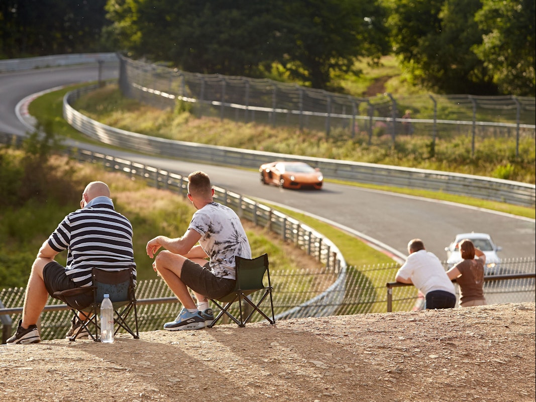 Zuschauer beobachten am Parkplatz am Streckenabschnitt „Brunchen“ am Nürburgring die Touristenfahrten (Archivbild).