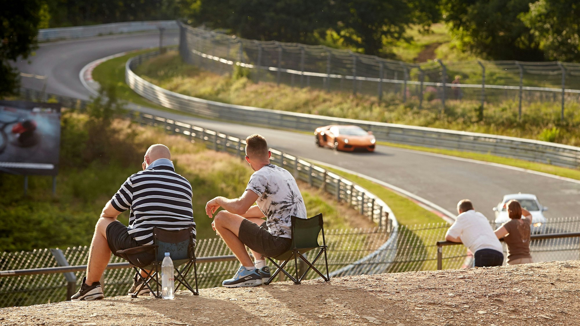 Zuschauer beobachten am Parkplatz am Streckenabschnitt „Brunchen“ am Nürburgring die Touristenfahrten (Archivbild).
