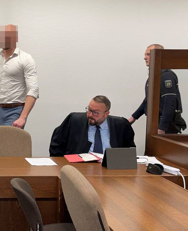 Der Angeklagte mit seinen Verteidigern Christopher Posch (l.) und Tamer Yaikin im Kölner Landgericht.