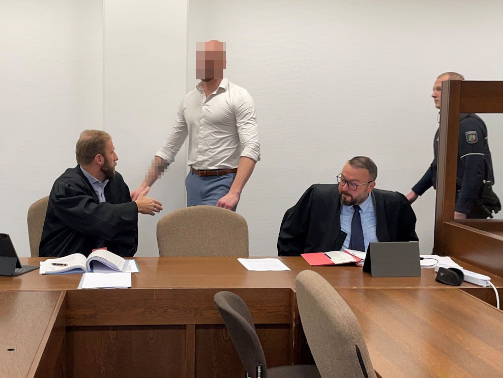 Der Angeklagte mit seinen Verteidigern Christopher Posch (l.) und Tamer Yaikin im Kölner Landgericht.