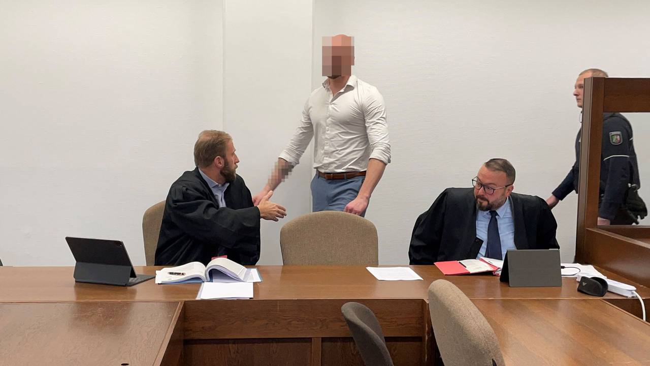 Der Angeklagte mit seinen Verteidigern Christopher Posch (l.) und Tamer Yaikin im Kölner Landgericht.
