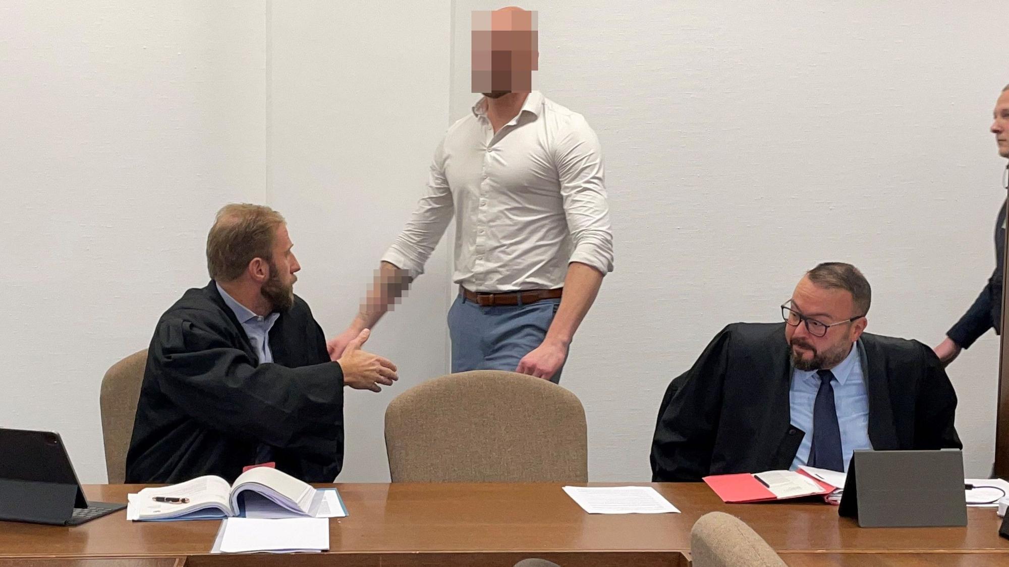 Der frühere Türsteher mit seinen Verteidigern Christopher Posch (l.) und Tamer Yaikin beim damaligen Prozess im Kölner Landgericht.