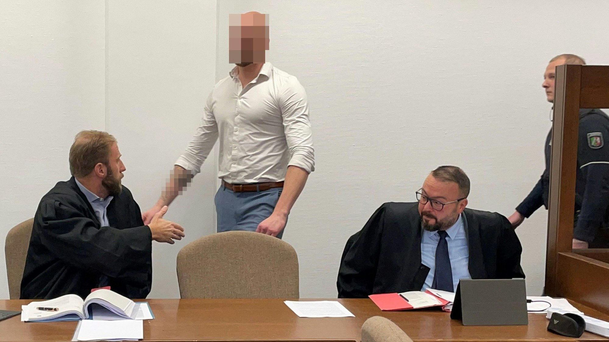 Der Angeklagte mit seinen Verteidigern Christopher Posch (l.) und Tamer Yaikin im Kölner Landgericht.
