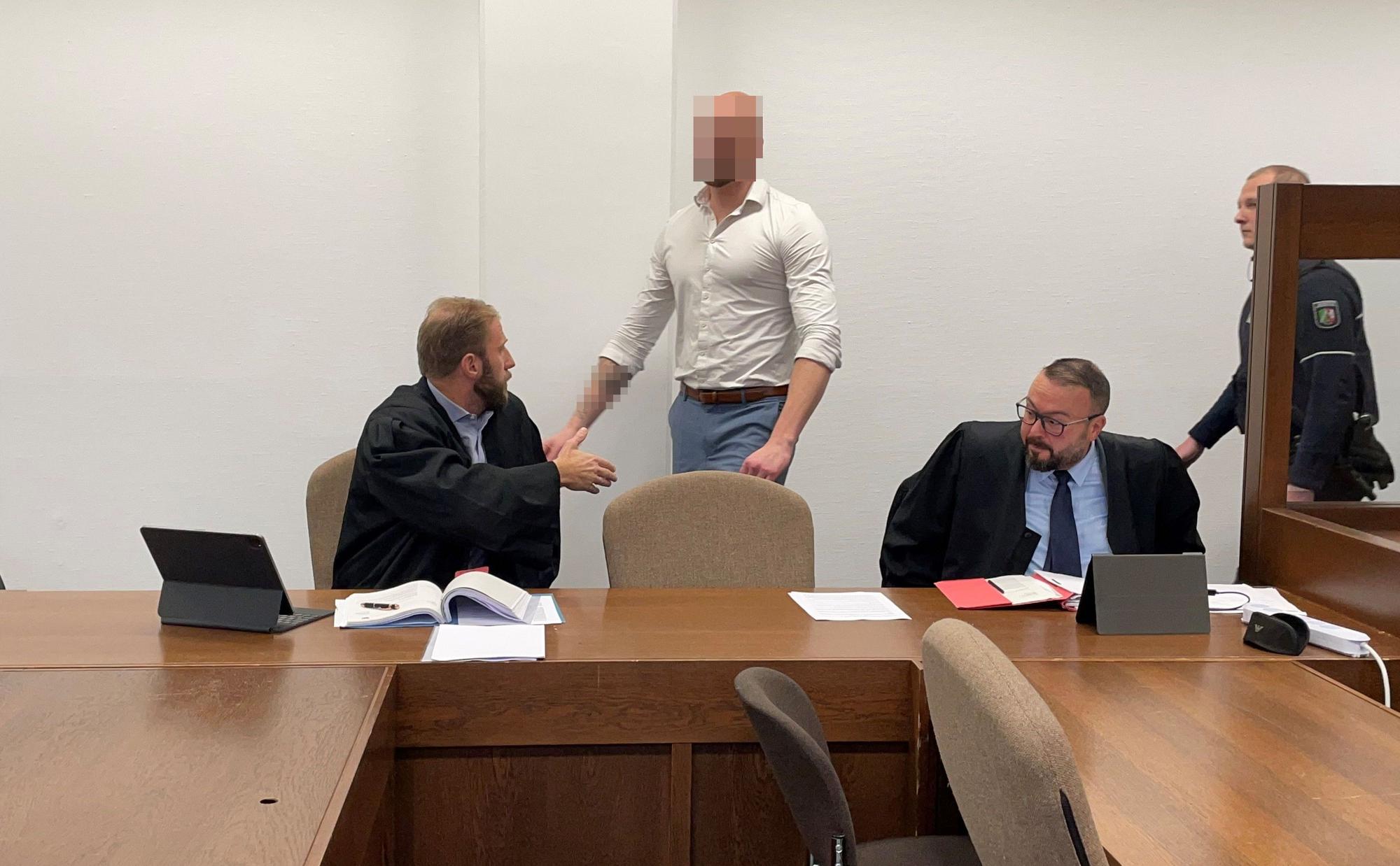 Der frühere Türsteher mit seinen Verteidigern Christopher Posch (l.) und Tamer Yaikin beim damaligen Prozess im Kölner Landgericht