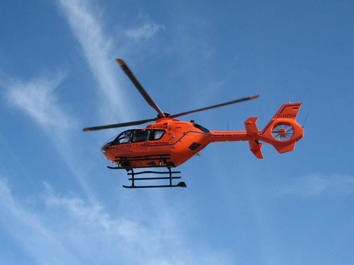 Rettungshubschrauber im Einsatz nach Pedelec-Unfall.