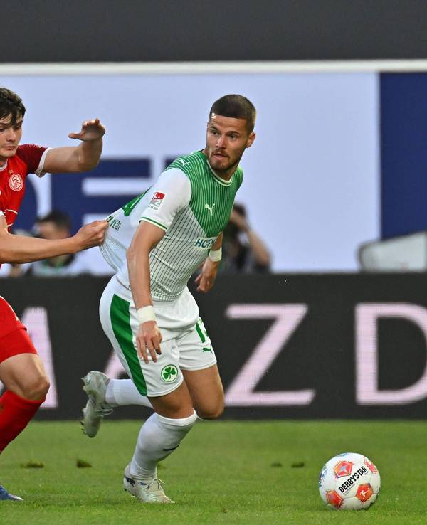 Jaka Cuber Potocnik im Trikot von RW Essen gegen die SpVgg Greuther Fürth. Der Stürmer wird seinen Vertrag am Geibockheim verlängern und soll erneut ausgeliehen werden.