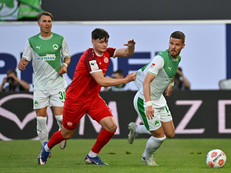 Jaka Cuber Potocnik (l.) und Jan Elvedi im Kampf um den Ball.