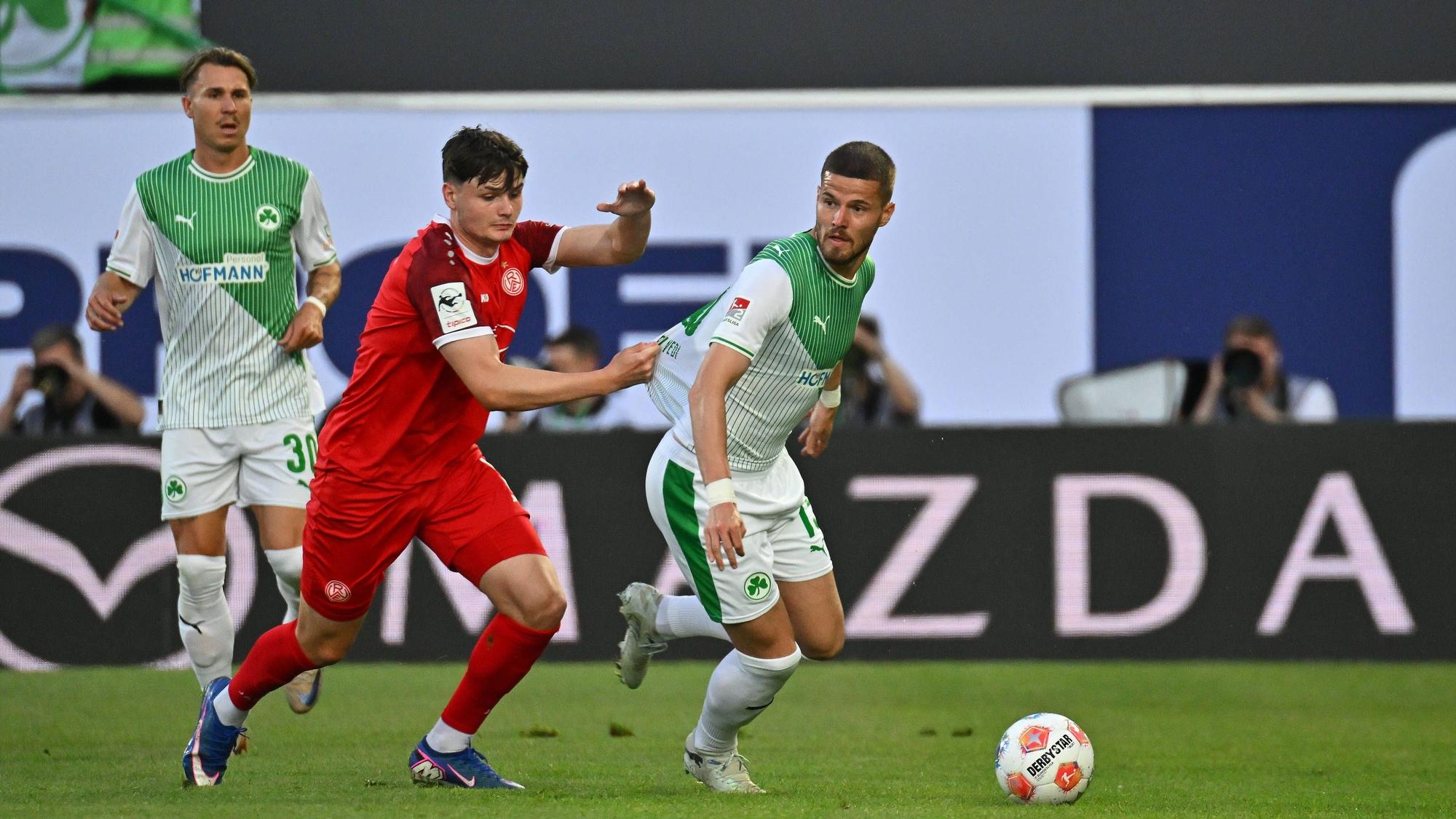 Jaka Cuber Potocnik (l.) und Jan Elvedi im Kampf um den Ball.