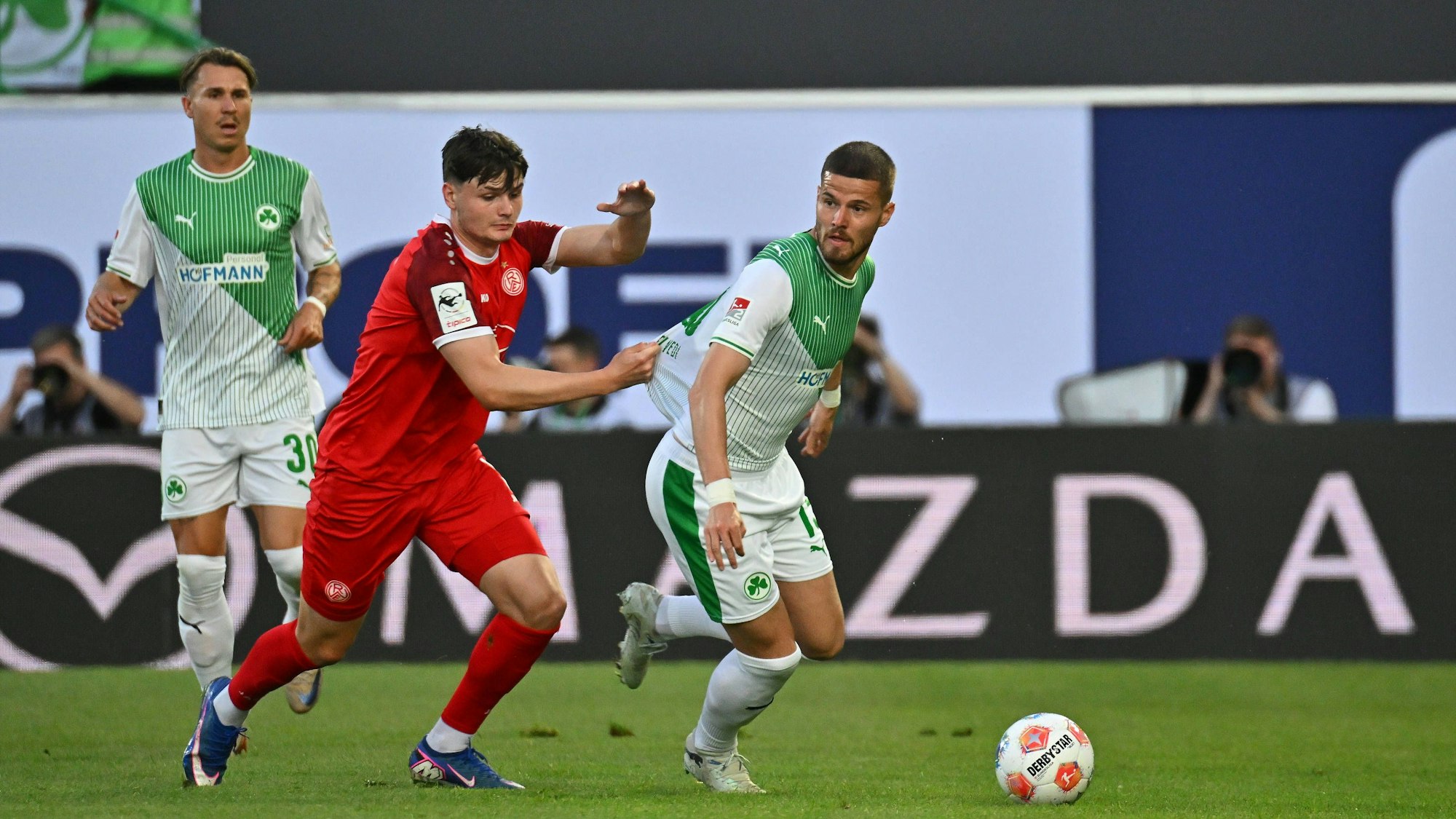 Jaka Cuber Potocnik (l.) und Jan Elvedi im Kampf um den Ball.