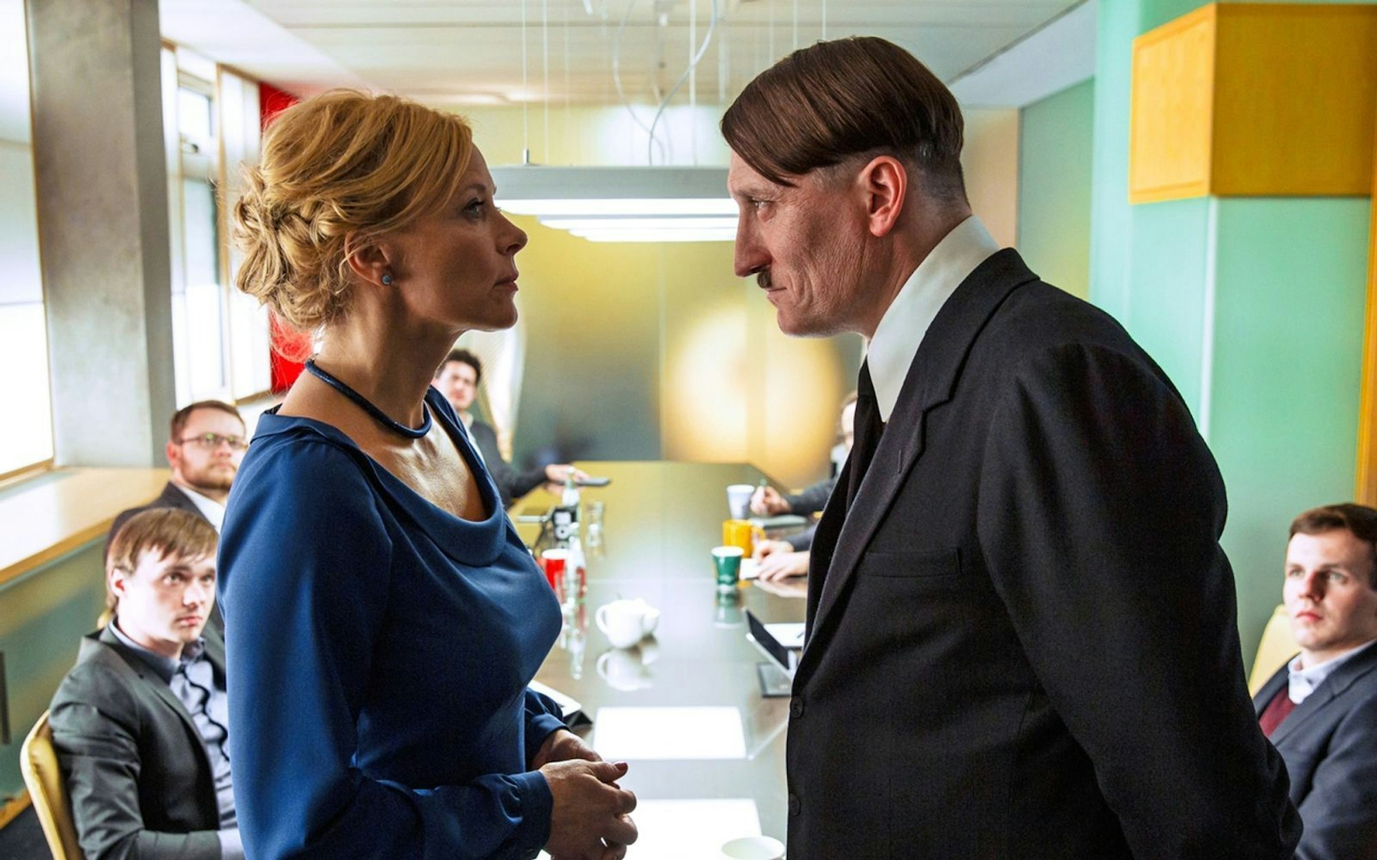 Fraglos mutig: „Er ist wieder da“ wurde von David Wnendt in einen halbdokumentarischen Spielfilm verwandelt (Szene mit Katja Riemann und Oliver Masucci). (Bild: ProSieben / 2015 Constantin Film Verleih GmbH)