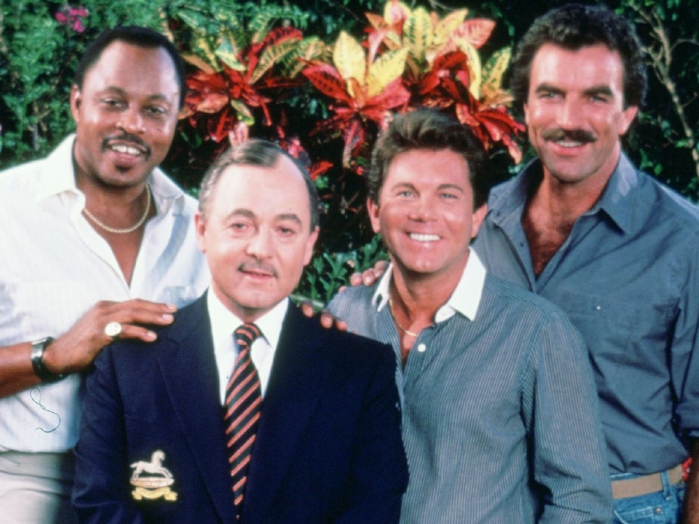 Sie waren acht Jahre ein schlagkräftiges und -fertiges Team, das auf Hawaii ermittelte (von links): Hubschrauberpilot T.C. (Roger E. Mosley), der Verwalter Jonathan Higgins (John Hillerman), Clubbetreiber Rick (Larry Manetti) standen Privatdetektiv Thomas Magnum (Tom Selleck) immer zur Seite. Was wurde aus den Darstellern nach dem Aus der Kultserie? (Bild: MG RTL D / Universal)