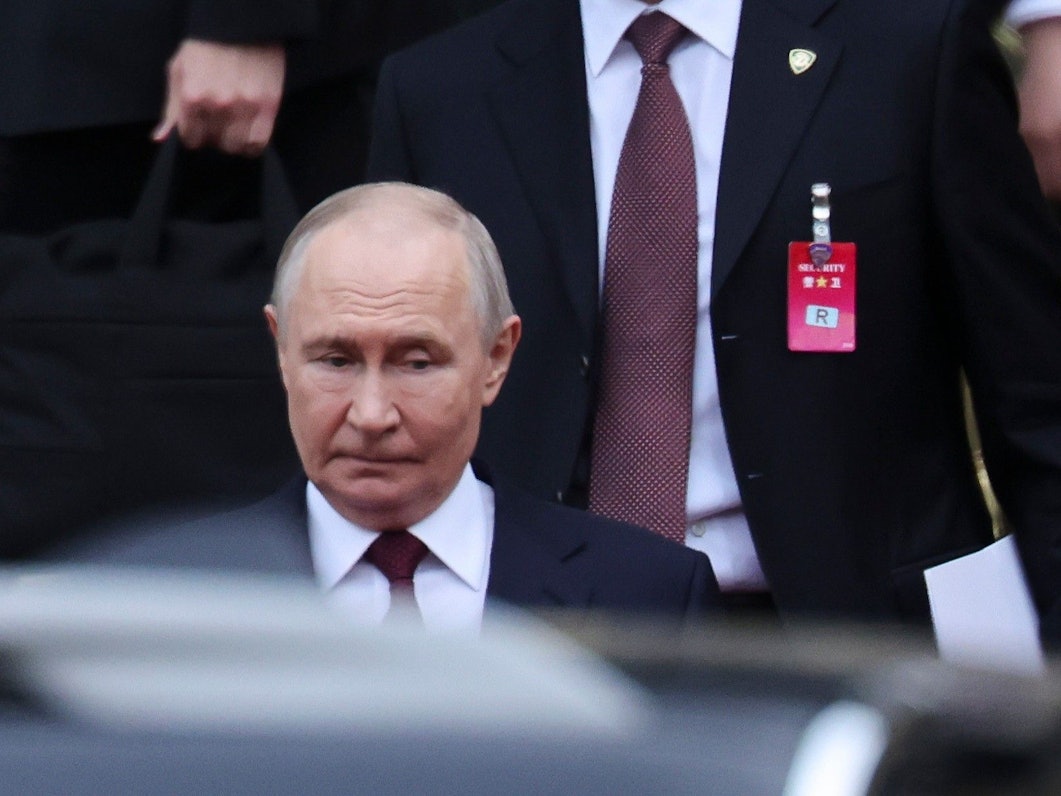 Der russische Präsident Wladimir Putin verlässt die Große Halle des Volkes in Peking.
