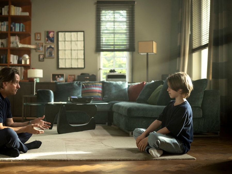 Seit neuestem muss Björn (Tom Schilling) mit seinem inneren Kind (Franz Schmidt) verhandeln, wenn größere Entscheidungen anstehen. (Bild: © Netflix / Anika Molnar)