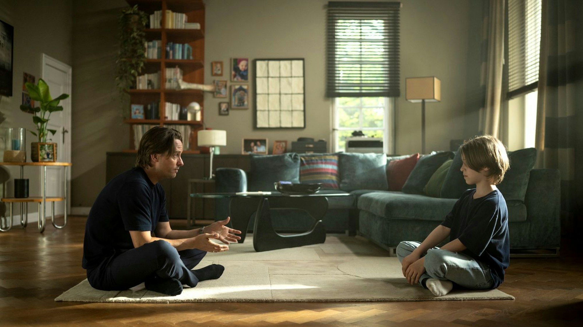 Seit neuestem muss Björn (Tom Schilling) mit seinem inneren Kind (Franz Schmidt) verhandeln, wenn größere Entscheidungen anstehen. (Bild: © Netflix / Anika Molnar)