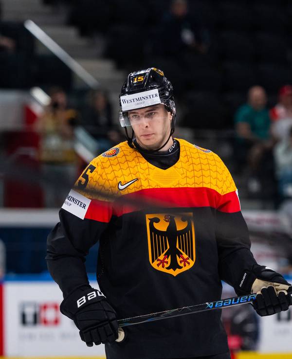 Stefan Loibl hält auf dem Eis seinen Schläger in beiden Händen.