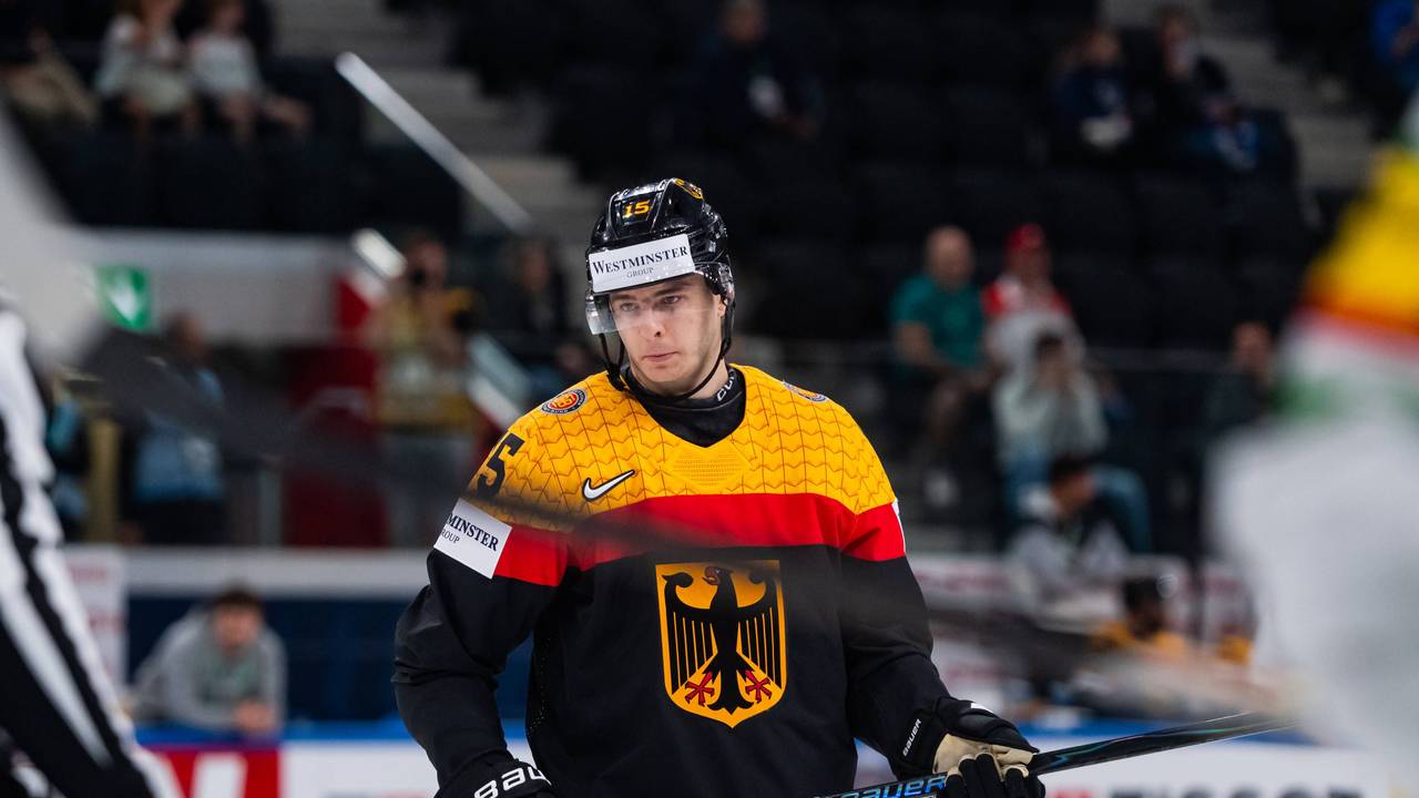 Stefan Loibl hält auf dem Eis seinen Schläger in beiden Händen.