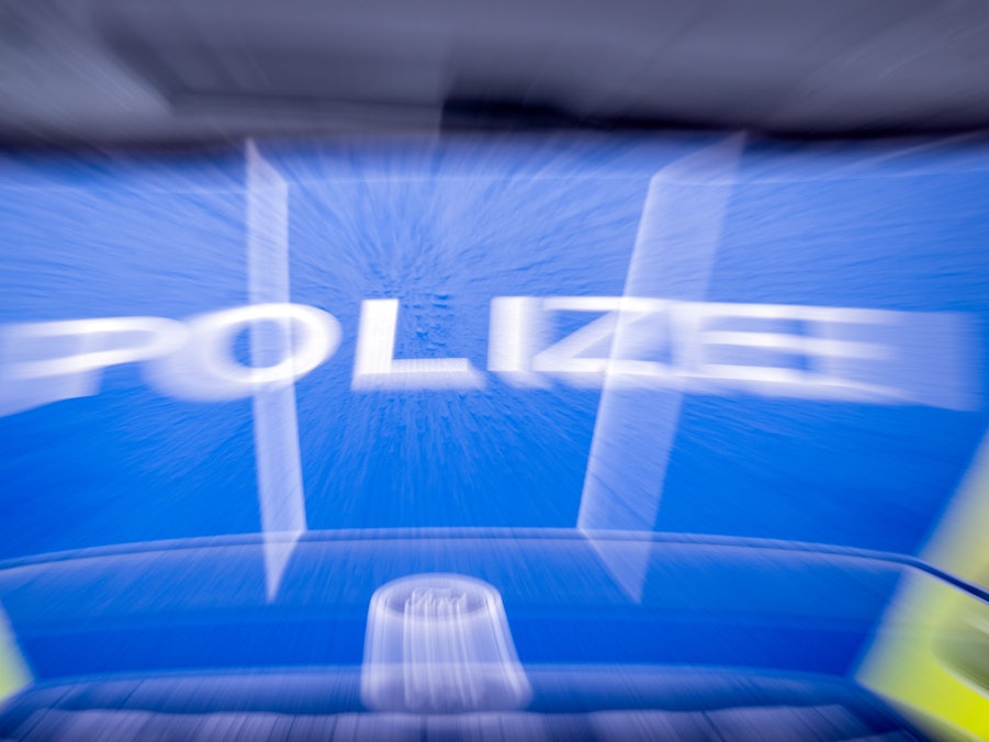 Schriftzug „Polizei“ auf Einsatzfahrzeug