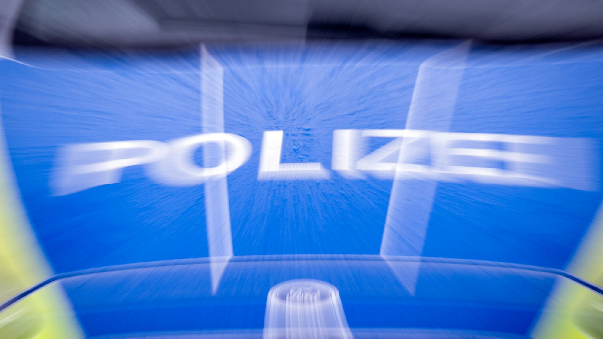 Schriftzug „Polizei“ auf Einsatzfahrzeug