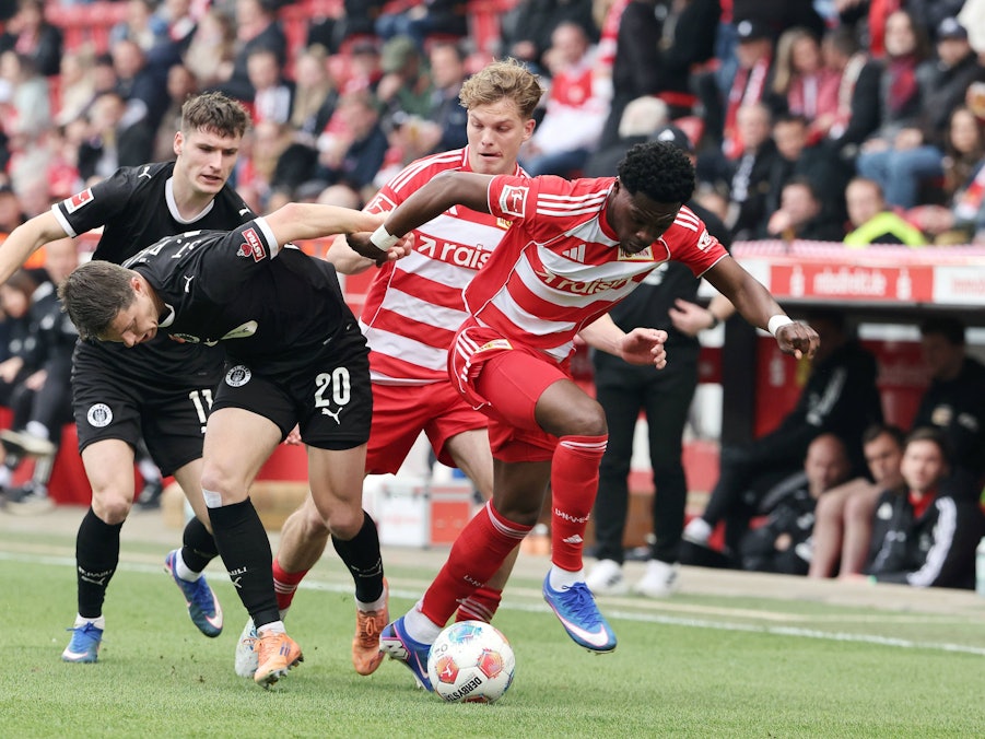 Derrick Köhn für Union Berlin im Einsatz gegen St. Pauli.